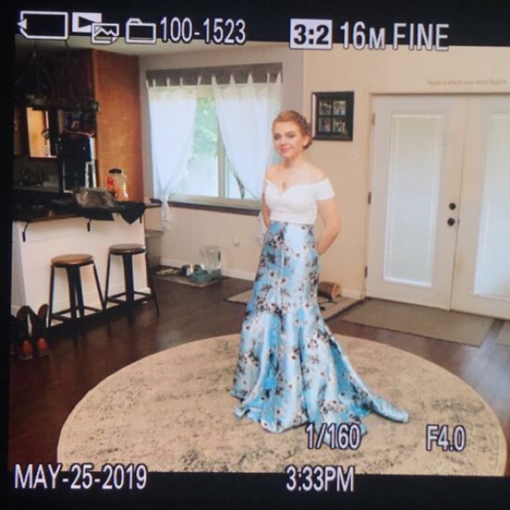 PROM DRESS - Picture 2 of 4